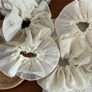 Chouchous élégants en tulle blanc cassé avec texture légère en organza à volants