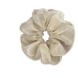 Chouchou élégant en maille beige avec plis superposés pour coiffure féminine