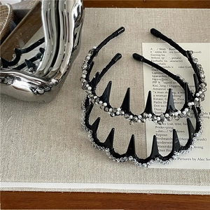 Eleganter Haarreif mit weißen Kunstperlen und schwarzen gotischen Spikes im Set