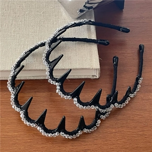 Eleganter schwarzer Haarreif mit glitzernden Kristallen und Zähnen für sicheren Halt