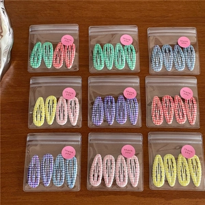 Détail de barrettes à cheveux à motif vichy en ensembles colorés de 4 pièces