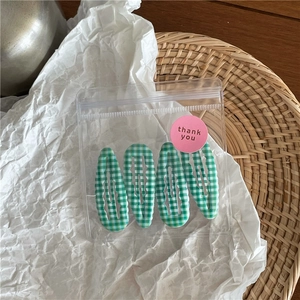 Lot de 4 barrettes BB à carreaux verts avec bords ondulés dans un sachet avec autocollant