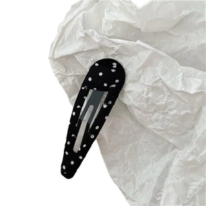 Barrette à cheveux goutte à pois noirs et blancs en tissu pour un style élégant
