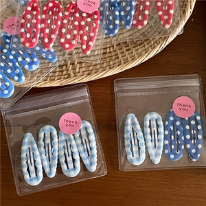 Set van schattige BB-haarspelden met stippen en ruitjes in geschenkverpakking