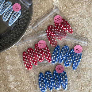 Detail van retro polka dot en geruite BB haarspelden in stijlvolle verpakkingen