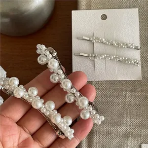 Elegantes Haarspangen-Set mit Kunstperlen in verschiedenen Größen auf Silbermetall