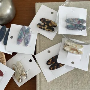 Ensemble de barrettes élégantes en acétate avec motifs écaille et marbre sur carte