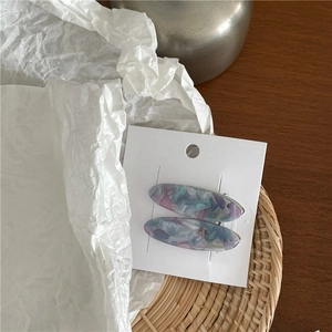 Paire de barrettes élégantes en acétate texture marbre tons violets et bleus pour femme