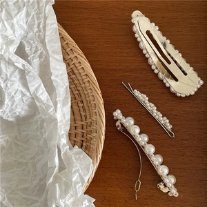 Elegantes Set aus Kunstperlen-Haarspangen mit weißen Perlen und silberner Basis
