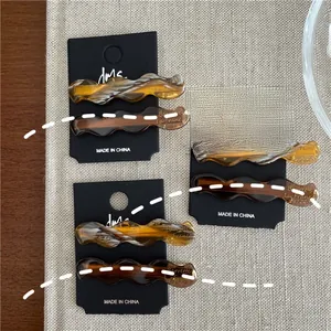 Lot de trois paires de barrettes à cheveux ondulées en acétate avec motif écaille de tortue