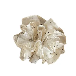 Chouchou élégant blanc cassé à pois avec bordure en dentelle et broderie fine
