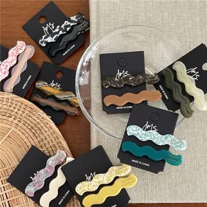 Barrettes à cheveux ondulées élégantes avec texture acétate et motifs marbre variés