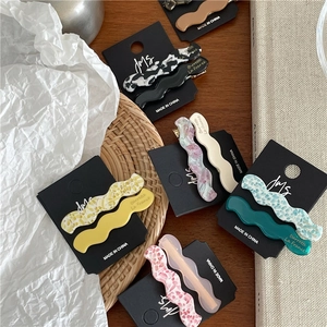 Barrettes à cheveux ondulées en acétate avec texture marbrée en couleurs variées