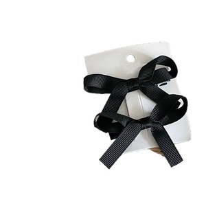 Juego de dos elegantes pinzas para el cabello con lazo de cinta de falla negra en tarjeta