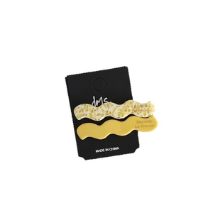 Lot de deux barrettes à cheveux ondulées en acétate jaune et motif écaille ambrée