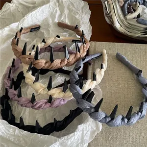 Cerchietti in mesh plissettata con punte punk in vari colori pastello e denti antiscivolo