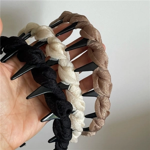 Vista dettagliata di cerchietti in tessuto intrecciato con denti antiscivolo nero, beige e caffè