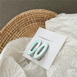 Détail de la barrette en acétate marbré avec l'inscription gravée Made in France