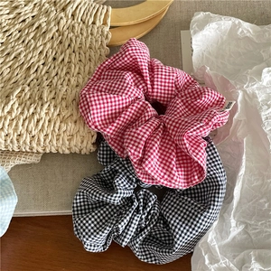 Chouchous en coton à carreaux vichy rouge et noir avec de petites étiquettes tissées