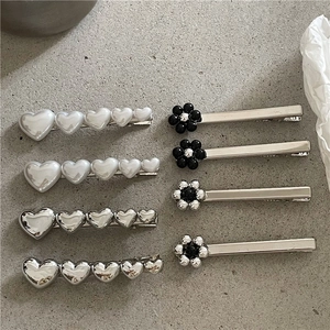 Set de 8 barrettes à cheveux en métal argenté avec motifs de cœur et fleurs sur fond gris