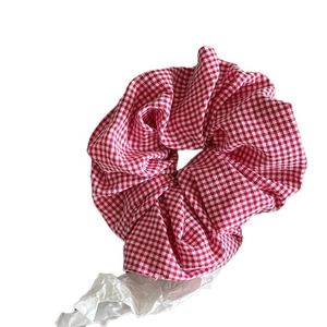 Chouchou en tissu à carreaux rouge et blanc style BCBG pour coiffures queue de cheval