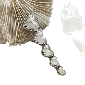 Pince à cheveux cœur en métal argenté poli avec cinq motifs de cœurs liés en ligne