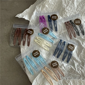 Détail de pinces à cheveux BB mates en plusieurs couleurs avec étiquettes faites main