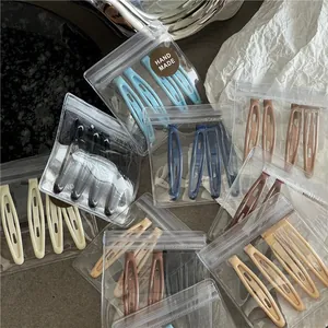 Détail de barrettes BB mates de couleurs variées dans des sacs faits à la main