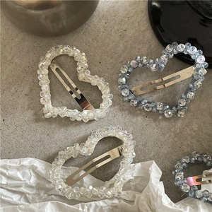 Elegantes pinzas para el cabello con perlas de corazón en blanco y azul con fondo