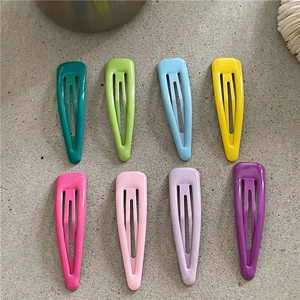 Vue à plat de huit pinces à cheveux gouttes colorées en métal aux finitions brillantes