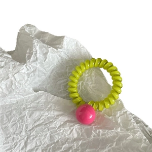 Élastique à cheveux spirale coloré avec une perle rose vif pour filles