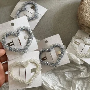 Elegantes pinzas para el cabello con cuentas de cristal de corazón, gris claro y blanco claro