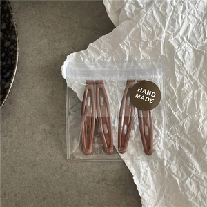 Lot de quatre barrettes BB marron rouge brillant dans un emballage fait main minimaliste