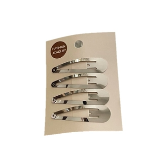 Set aus 4 silbernen Metall-Haarklammern auf einer weißen Mode-Schmuck-Displaykarte