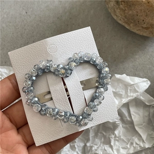 Elegante pinza para el pelo con cuentas de cristal gris azulado en forma de corazón