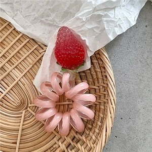 Macro dettaglio dell'elastico a spirale fragola con trama in gelatina lucida