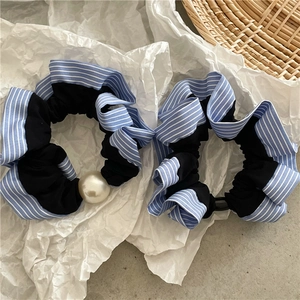 Haargummi-Set mit blau gestreiftem Muster und weißen Perlen für Damen