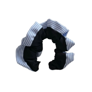 Blau gestreifter und schwarzer Stoff-Scrunchie mit elegantem Rüschendesign