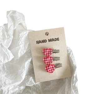 Three-piece set of red and white checkered heart-shaped hair clips for girls on display card