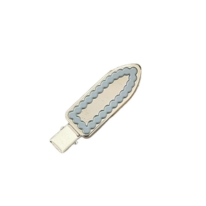 Pince à cheveux minimaliste argentée à bord ondulé avec couche décorative bleu clair