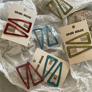 Set di fermagli per capelli geometrici a triangolo colorati con finitura lucida su carta