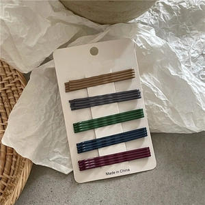 Detail view of 20 pieces wavy hairpins set in five matte colors on a display card