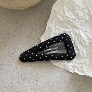Détail d'une barrette triangle BB avec tissu à pois noirs et blancs pour cheveux