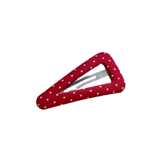 Pince à cheveux triangulaire rouge à pois blancs en tissu avec fermoir métallique