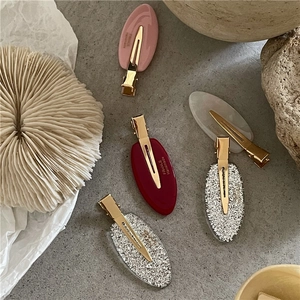 Détail de barrettes ovales à paillettes avec pinces crocodiles dorées faites à la main
