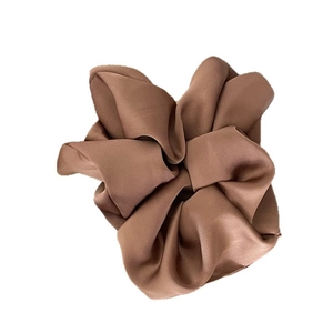 Premium Oversized Dunkelbraun Satin Scrunchie mit weicher Seidentextur und eleganten Falten