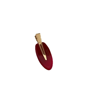 Barrette à cheveux ovale pailletée rouge avec lettrage France fait main sur fond blanc