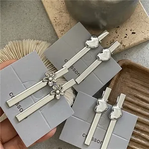 Zilveren metalen haarspeldset met hartjes en parelbloemaccenten voor vrouwen