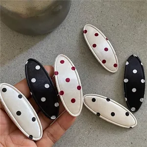 Barrettes à cheveux ovales en tissu à pois satiné noir et blanc avec surpiqûres