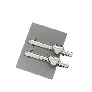 Zilveren minimalistische hart metalen haarklemmen op displaykaart voor stijlvol haar
